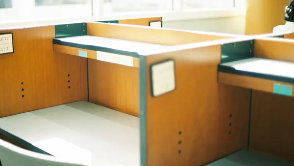 Escritorio de oficina vacío junto a una ventana