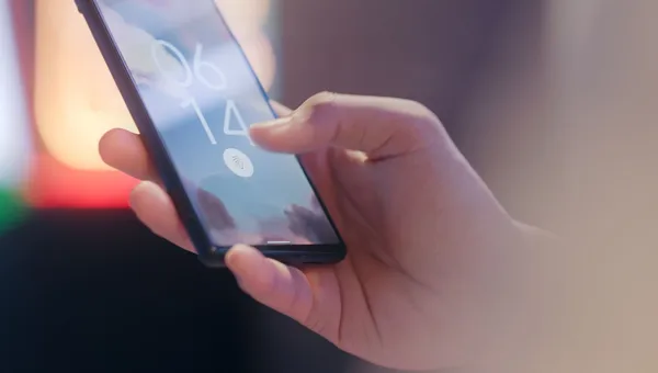 Mano sosteniendo un celular con lector de huella