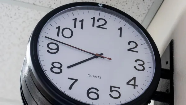 Reloj de pared marcando las nueve en punto en una oficina