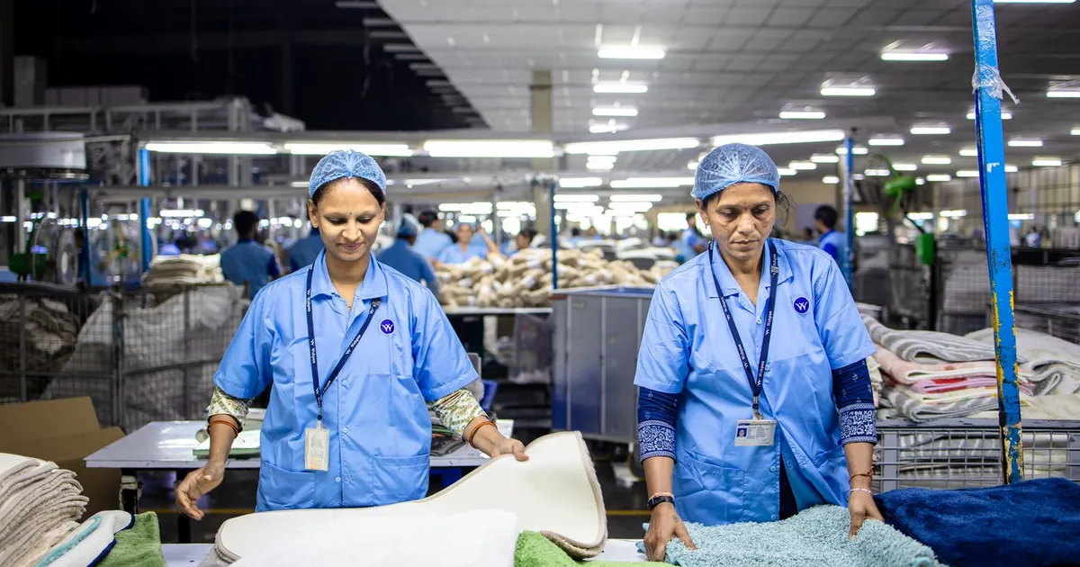 Dos trabajadoras clasificando producto en una planta textil iluminada