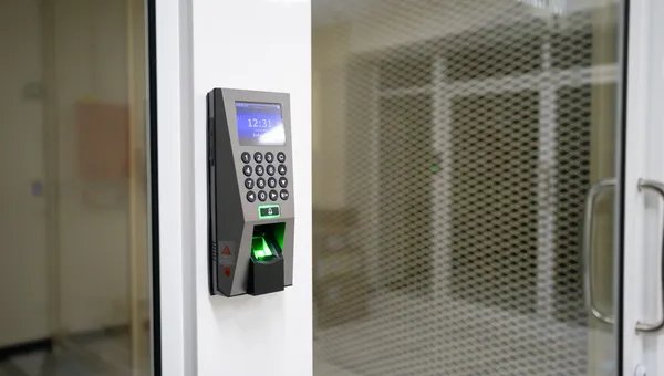 Terminal biométrica de huella instalada en la pared de una oficina