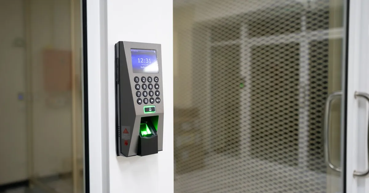 Terminal biométrica de huella instalada en la pared de una oficina