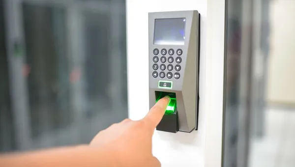 Persona usando una terminal biométrica de huella